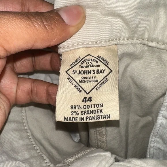 St. John's Bay Men's Cargo Shorts in Khaki, Size 44, NWT - Picture 5 of 6
